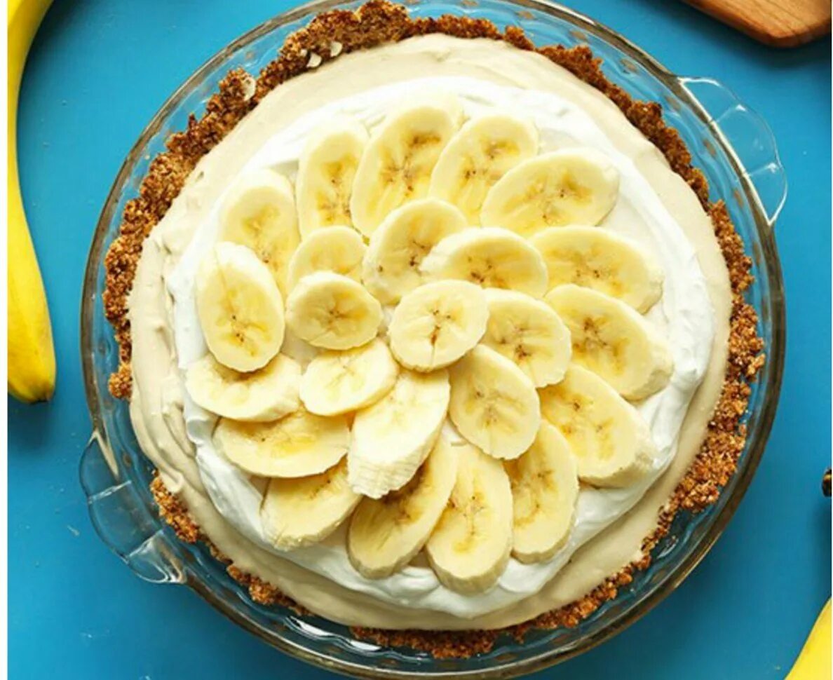 Переспелые бананы что приготовить быстро и вкусно. Блюда из банана. Банановый торт. Торт большой банановый. Торт из бананов.