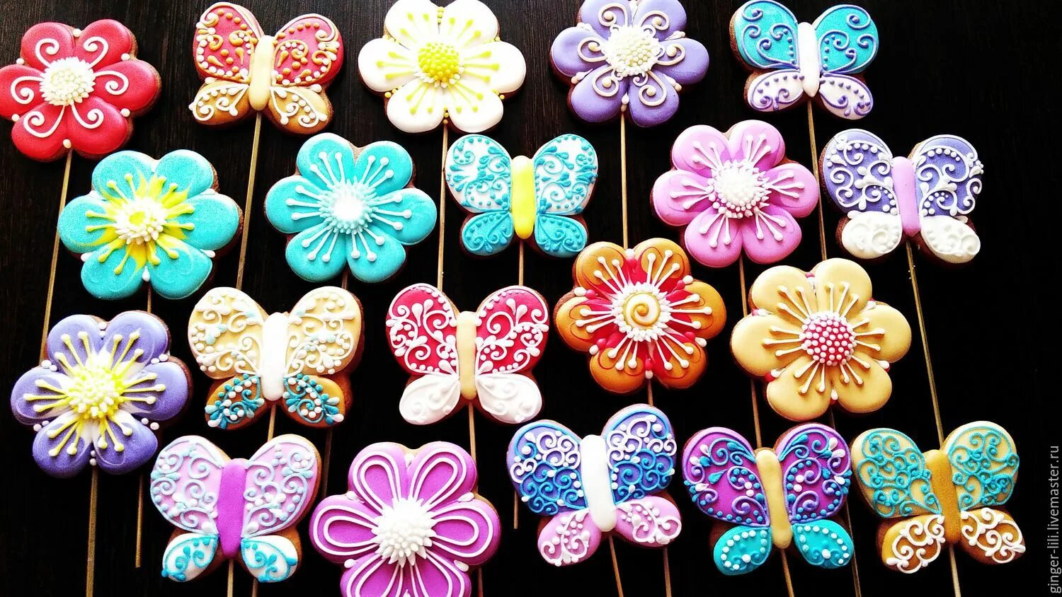украшение торт цветы из глазури. пряники цветы. айсинг для украшения. расписные пряники цветы. пряник фиалка.