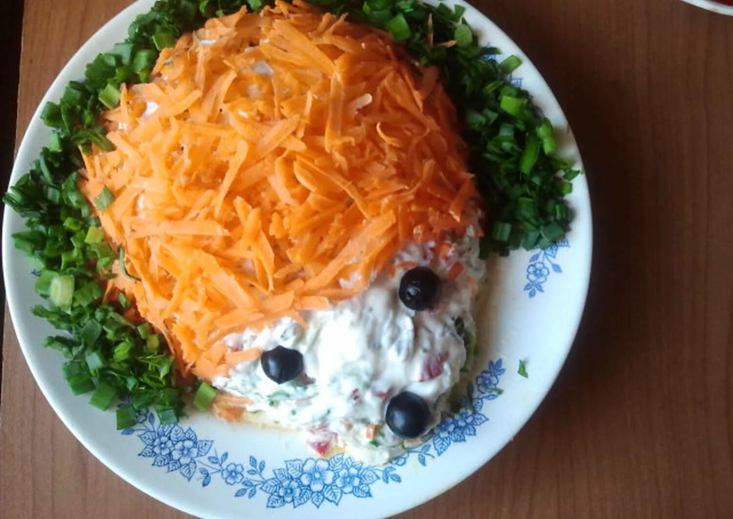 Салат ежик с корейской морковкой и курицей. Салат ежик. салат ёжик с корейской морковкой. салат ежик с корейской морковью. украшение салата ежик.