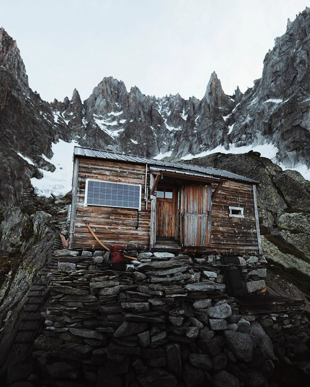 Дом на краю земли норвегия. Домик вдали от цивилизации. Одинокий домик в шотландии. Шиллинг хижина шотландия. Дом на краю земли.
