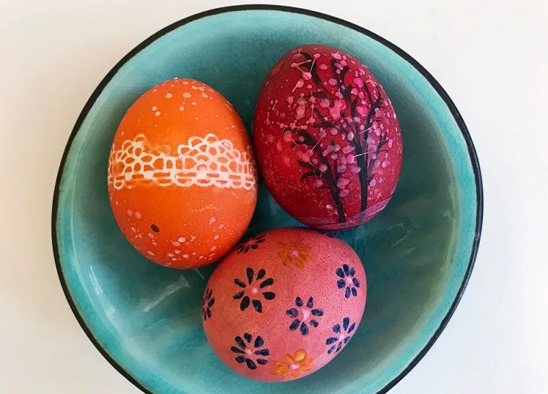 Красят ли яйца на пасху. Крашеные яйца. Окрашивание яиц. Покраска пасхальных яиц. Необычное окрашивание яиц к Пасхе.