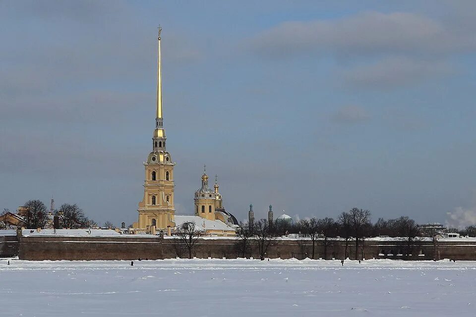 По чкаловской лечу на петропавловский. Вид на Петропавловскую крепость со стрелки Васильевского. Вид на Петропавловку со стрелки. Люди. Золотой шпиль. Золотой шпиль Владивосток.