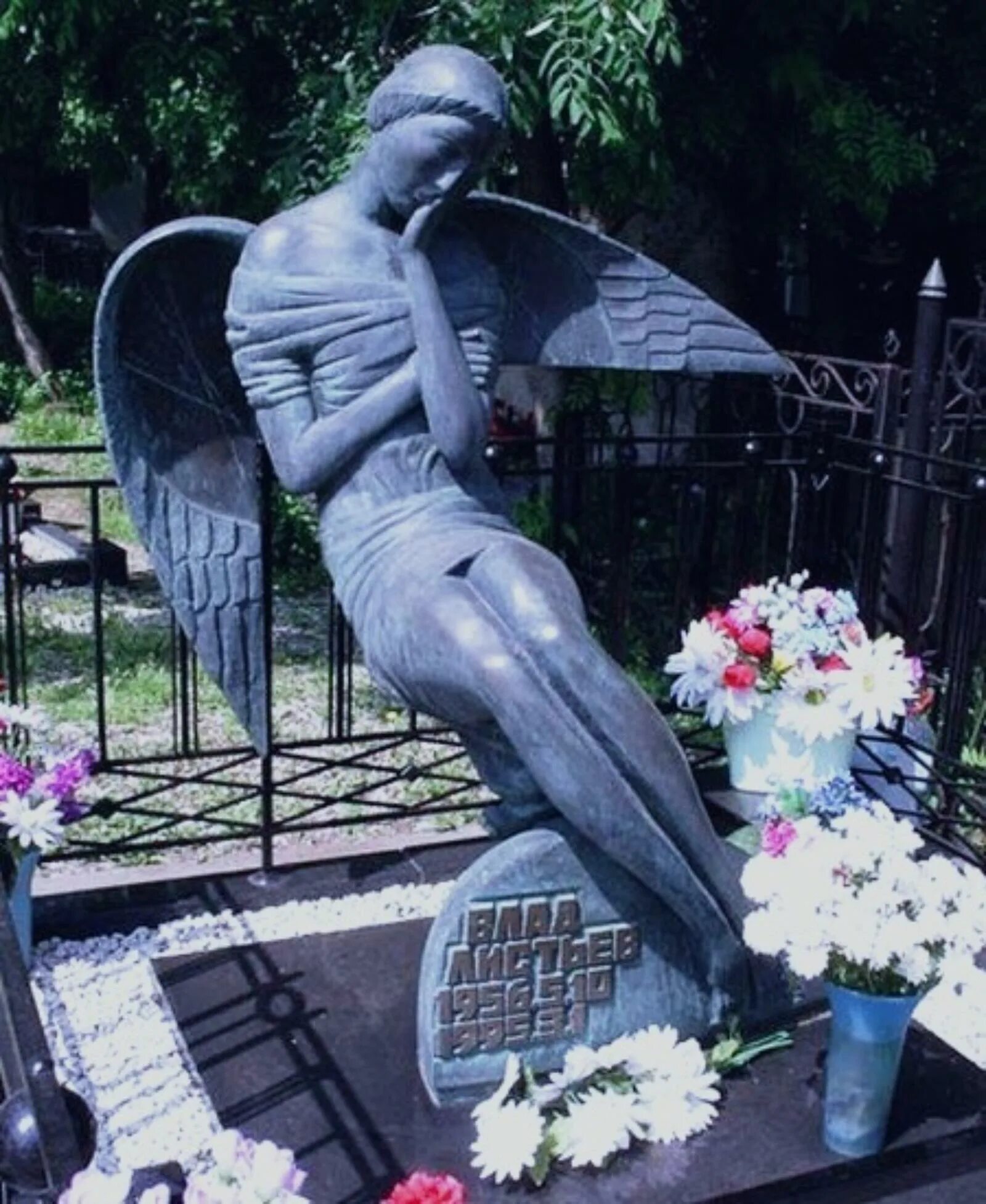 чернышов евгений николаевич герой памятник. могила рериха. памятник дмитрию разумовскому ульяновск. беслан памятник дмитрию разумовскому.