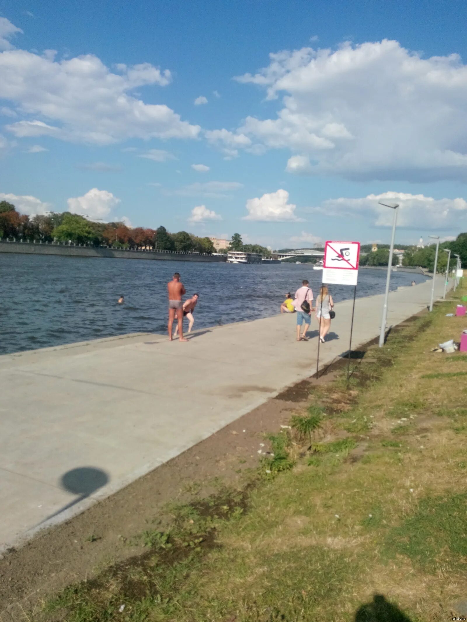 Нельзя купаться в москве реке. Купаются в москве реке. Купаются в москве реке. Купание в москве реке. Пляж в тропарево 2022.