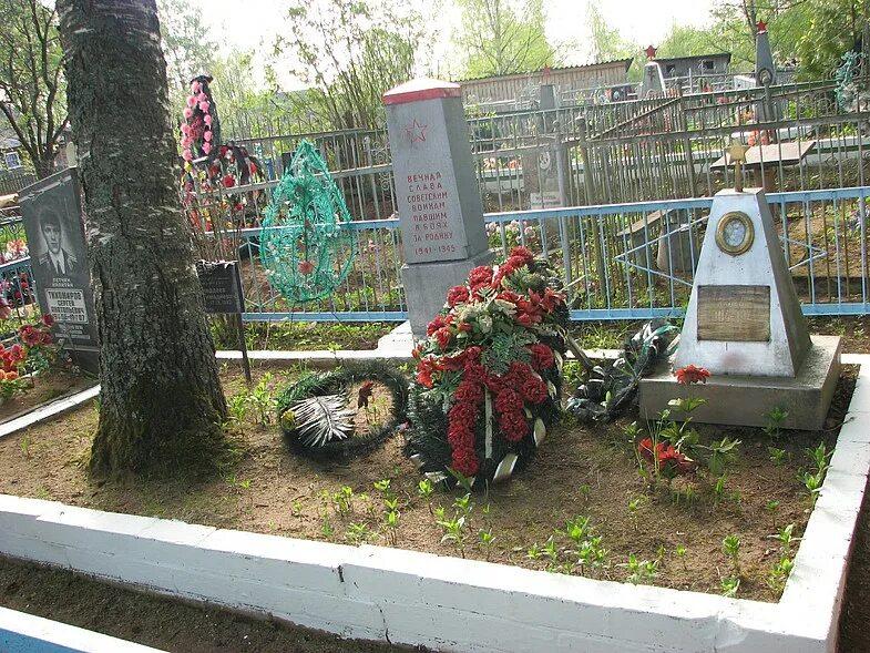 Погода лычково новгородской области демянский. Мемориал в Лычково. Братская могила в Лычково Новгородская обл. Воинское захоронение Лычково. Станция Лычково Новгородской области воинские захоронения.