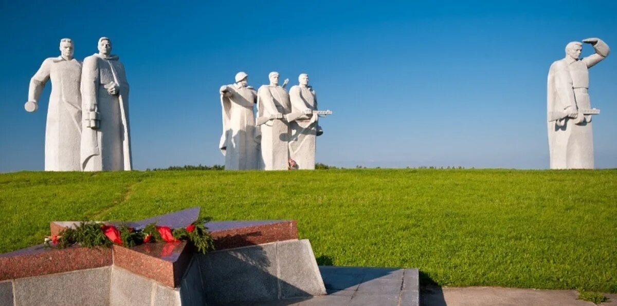Волоколамск мемориал 28 героям-панфиловцам. 28 панфиловцев памятник в волоколамске. Дубосеково героев панфиловцев. Дубосеково героев панфиловцев. Дубосеково героев панфиловцев.