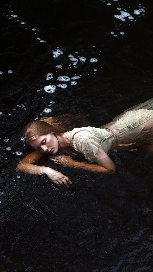 Тело в воде. Тонущий человек. Сон по пояс в воде. Девушка из воды. Сон по пояс в воде.