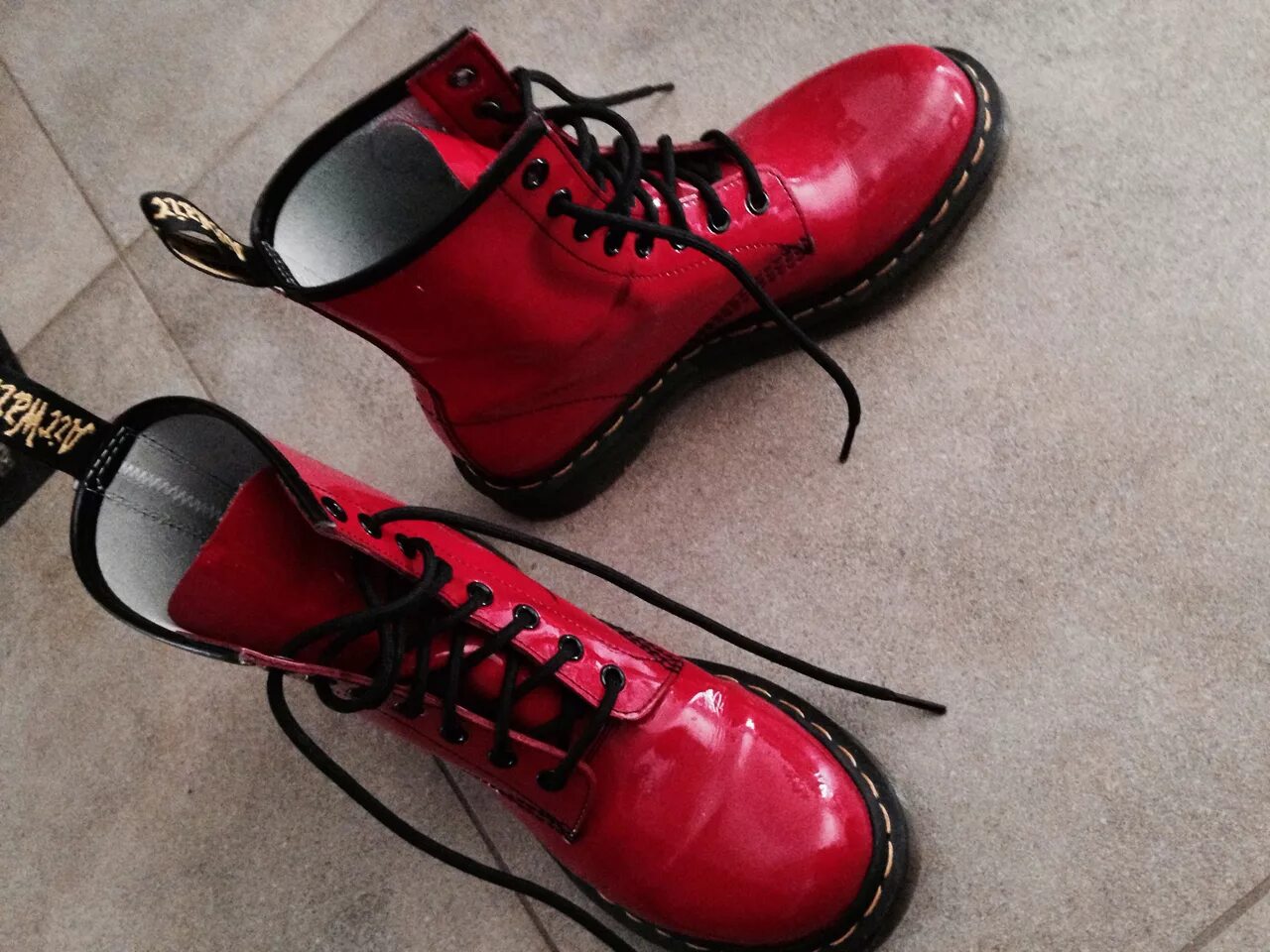 Ботинки черные с красным. Ботинки angry itch. Мужские туфли christian louboutin. Ботинки красно черные мужские. Обувь greender grinders.