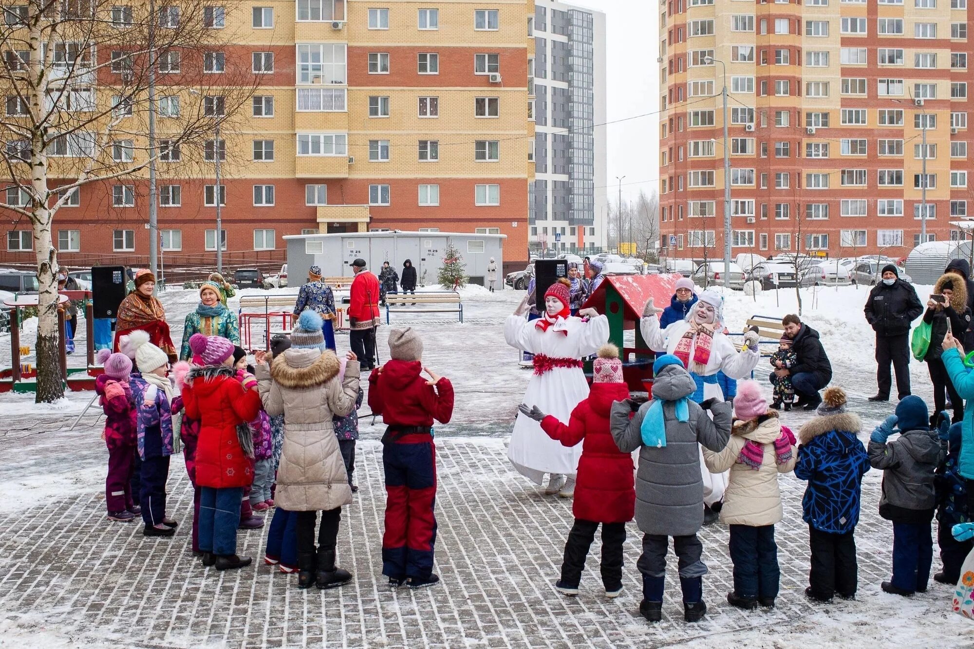 Погода в раменском сегодня по часам. Новогодние гуляния. Рождественские гуляния молодежи.