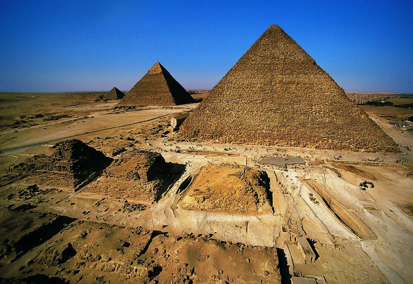 В какой стране находятся пирамиды. Пирамида Хеопса Каир. Пирамида Хуфу Египет. Комплекс пирамид Гизы в Египте. Великая пирамида Хеопса Гиза Египет.