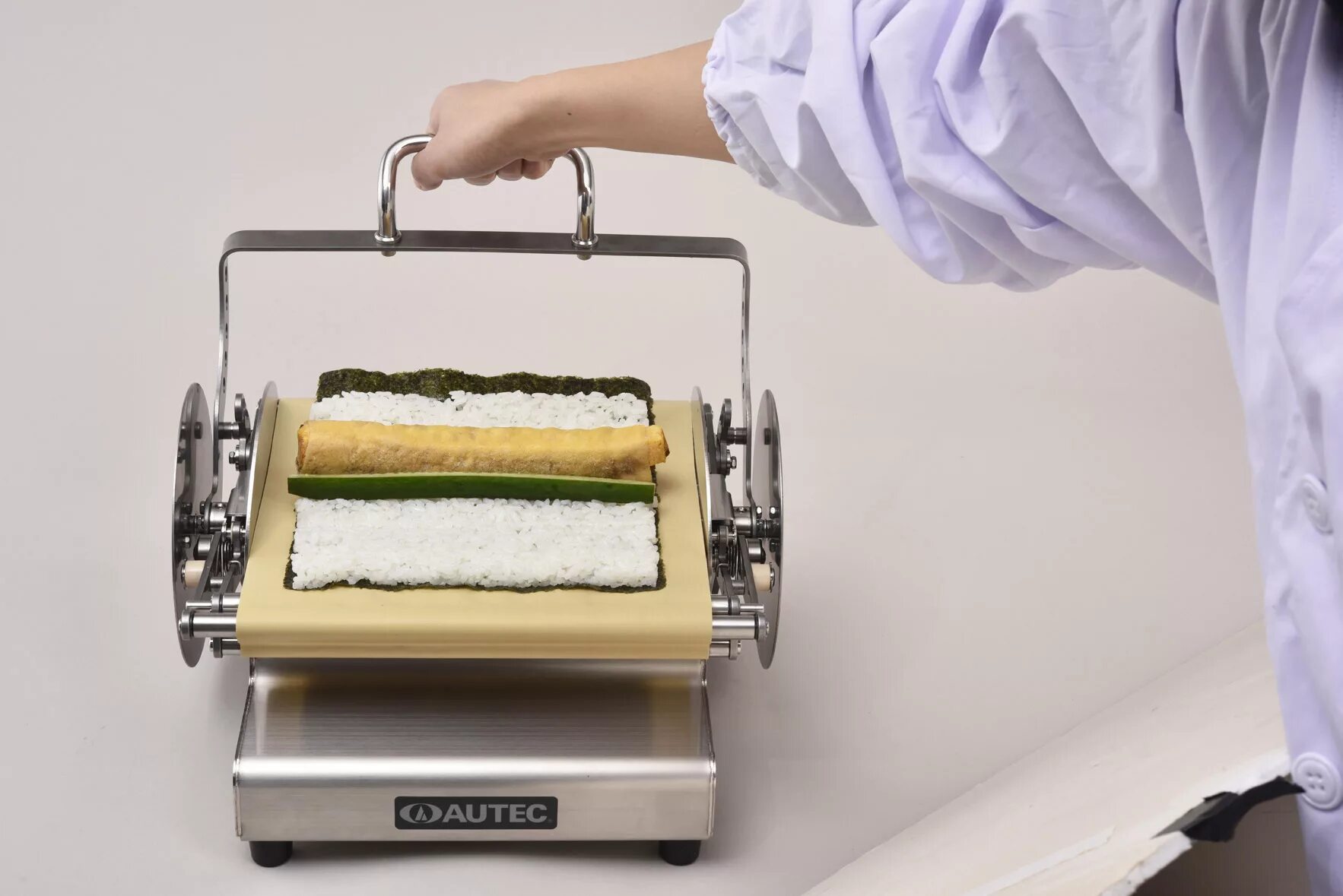 Автомобиль службы доставки. Машинка для суши и роллов instant roll. Машина доставки суши. Для изготовления суши suzumo. Брендирование авто для пиццерии.