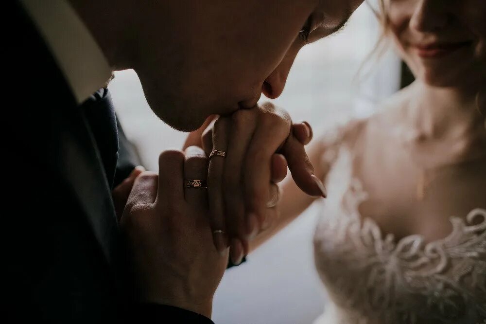 Баба рука мужика. Поцелуй руки. Целует руку девушке. Девушка целует руку мужчине. Парень целует руку девушке.