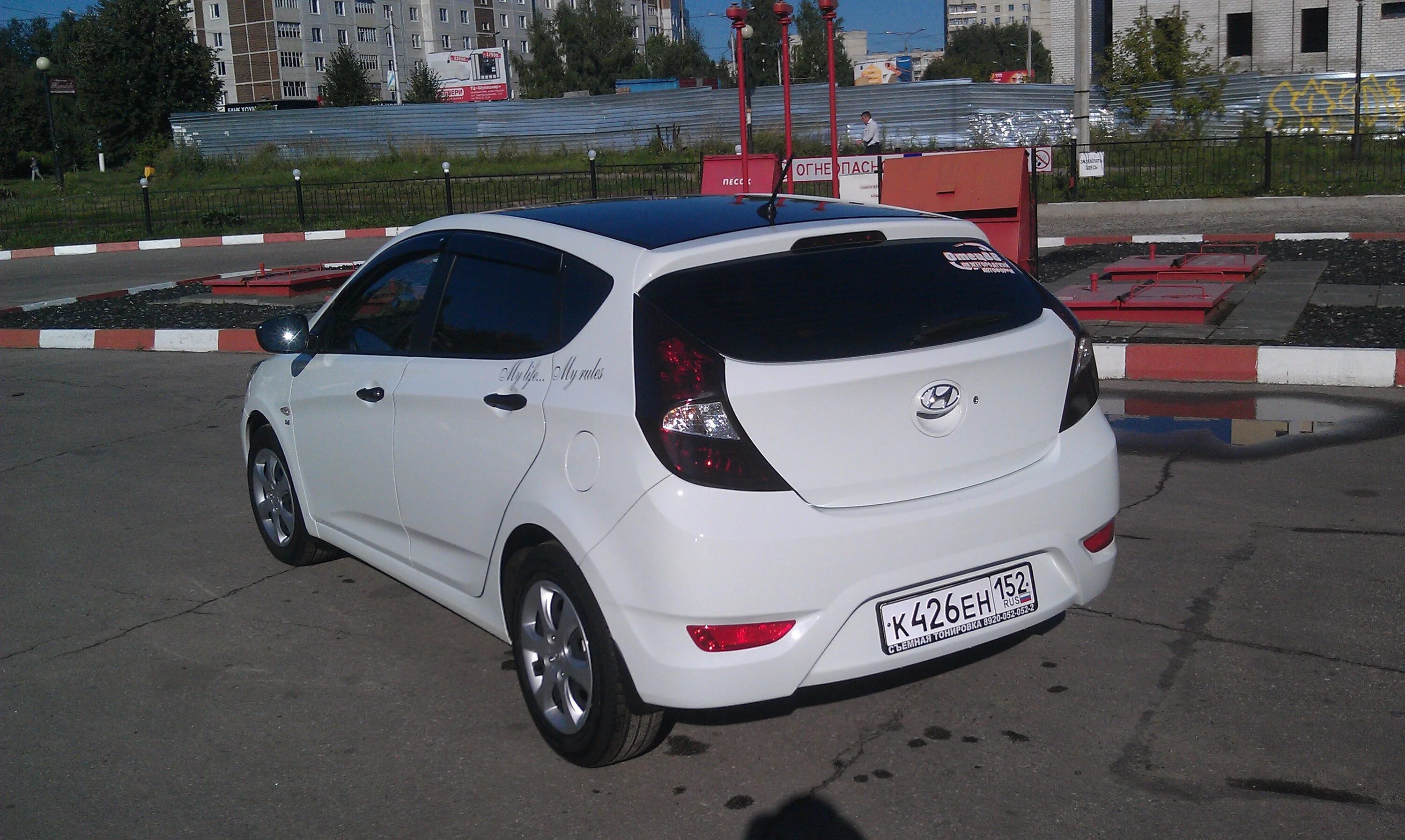 Hyundai Solaris Hatchback 2012. Hyundai Solaris 2012 хэтчбек черная крыша. Солярис хэтчбек с черной крышей. Хендай Солярис хэтчбек с черной крышей. Крыша солярис хэтчбек