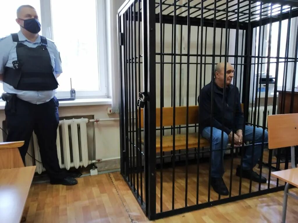 Подсудимый ст. Клетка в суде. подсудимый в суде. подсудимый в клетке. скамья подсудимых.