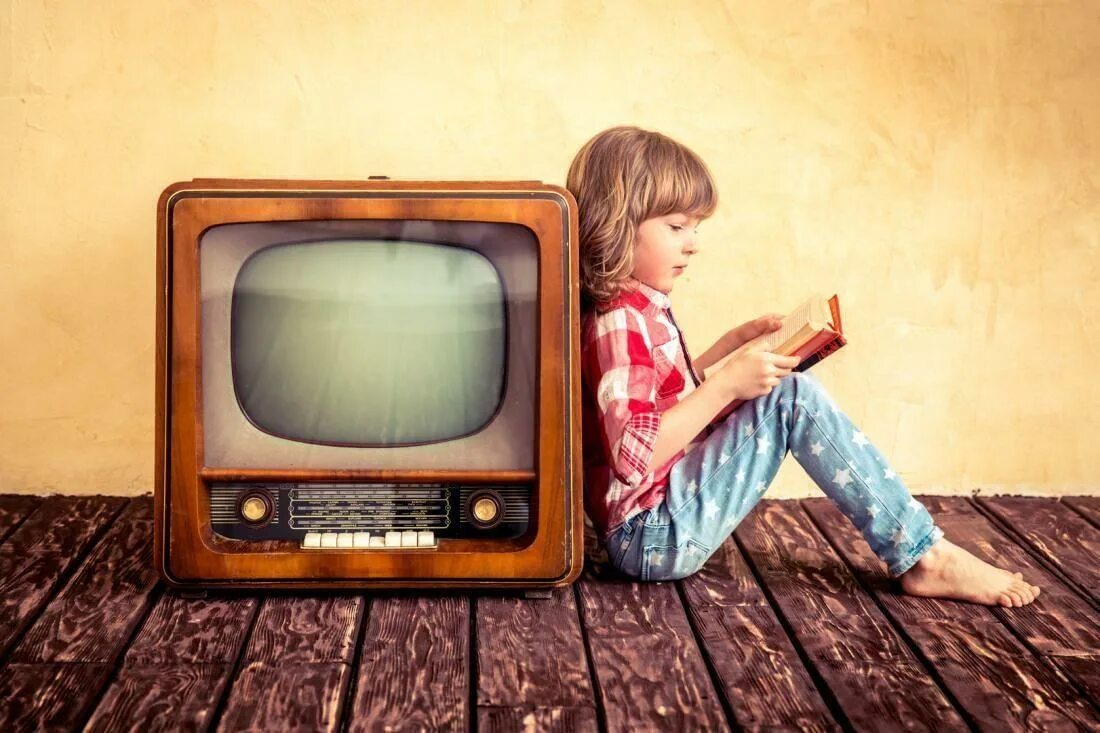Старинный телевизор. Телевизор для детей. Ретро телевизор. Читаем смотрим едим
