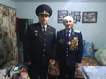 Сотрудники поздравили ветеранов