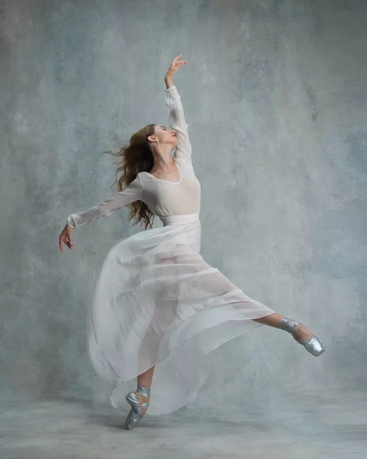 Балерина танцует. Ballet Dancer Isabella Boylston. Танцовщица в белом платье. Танцовщица балерина. Легкость в танце.