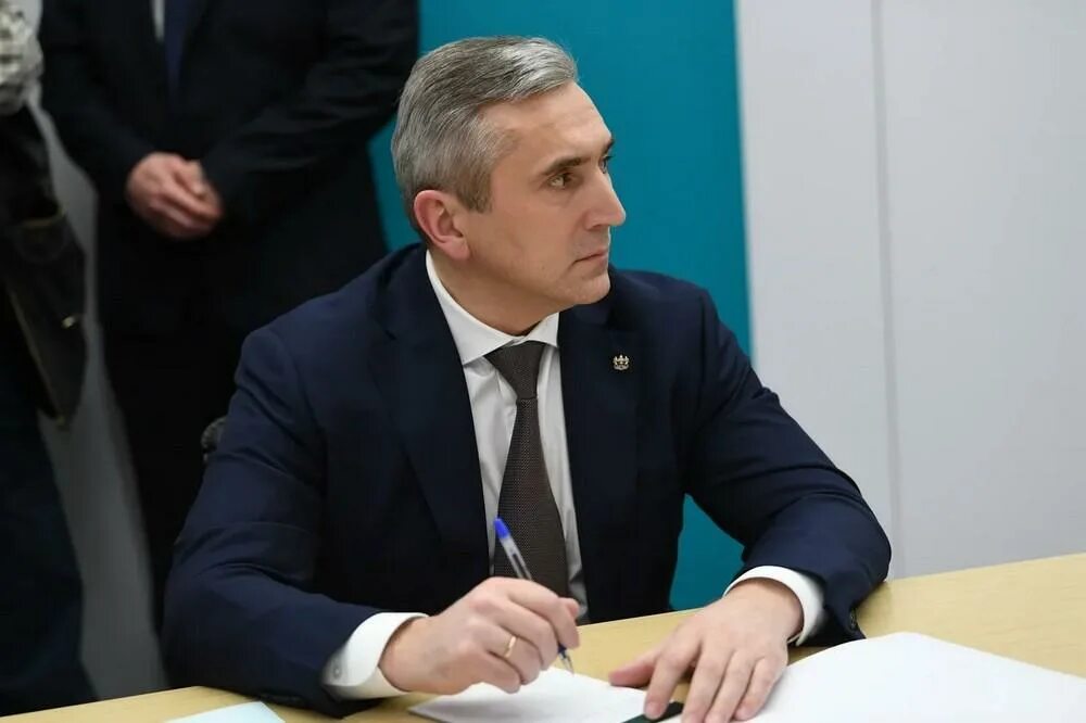 Мор губернатор. Моор губернатор тюменской области. губернатор моор александр викторович. моор александр викторович губернатор тюменской области. александр моор тюмень губернатор.