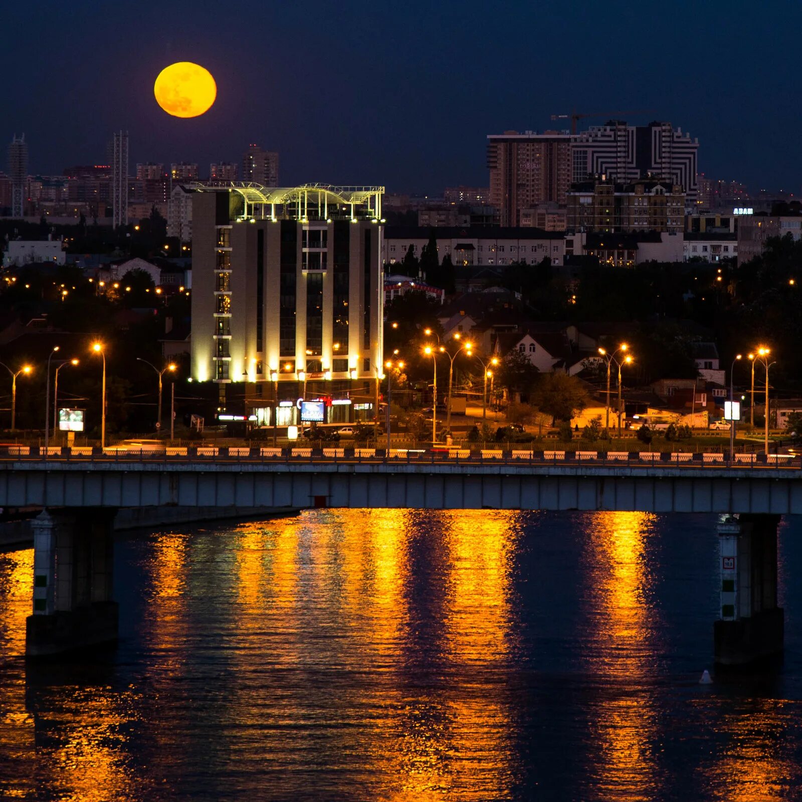 Краснодар вечером. Краснодар. Краснодар Кубань ночь. Ночной город Краснодар. Город Краснодар ночью.