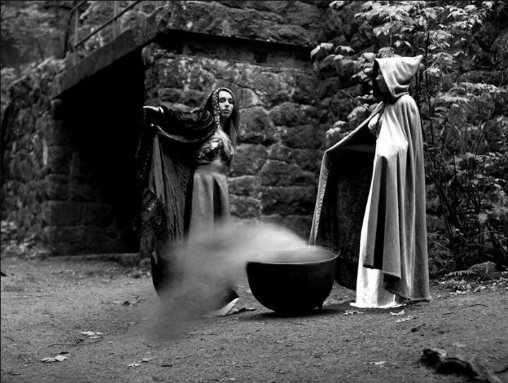 Ведьма в старину. Колдунья на кладбище. Ритуалы ведьм.