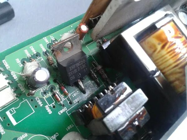 Сгорело сопротивление. AVS-1724w сгорел резистор. Сгорел резистор c422. Сгорел SMD м2 выпрямитель. Обгоревший резистор с405.