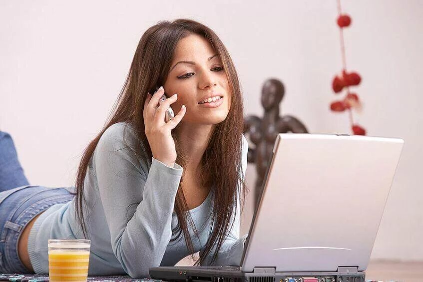 Требуются сотрудники для удаленной работы в интернете. Интернет работа 24. Девушка с ноутбуком. Зимовец анна михайловна. Удаленная работа.