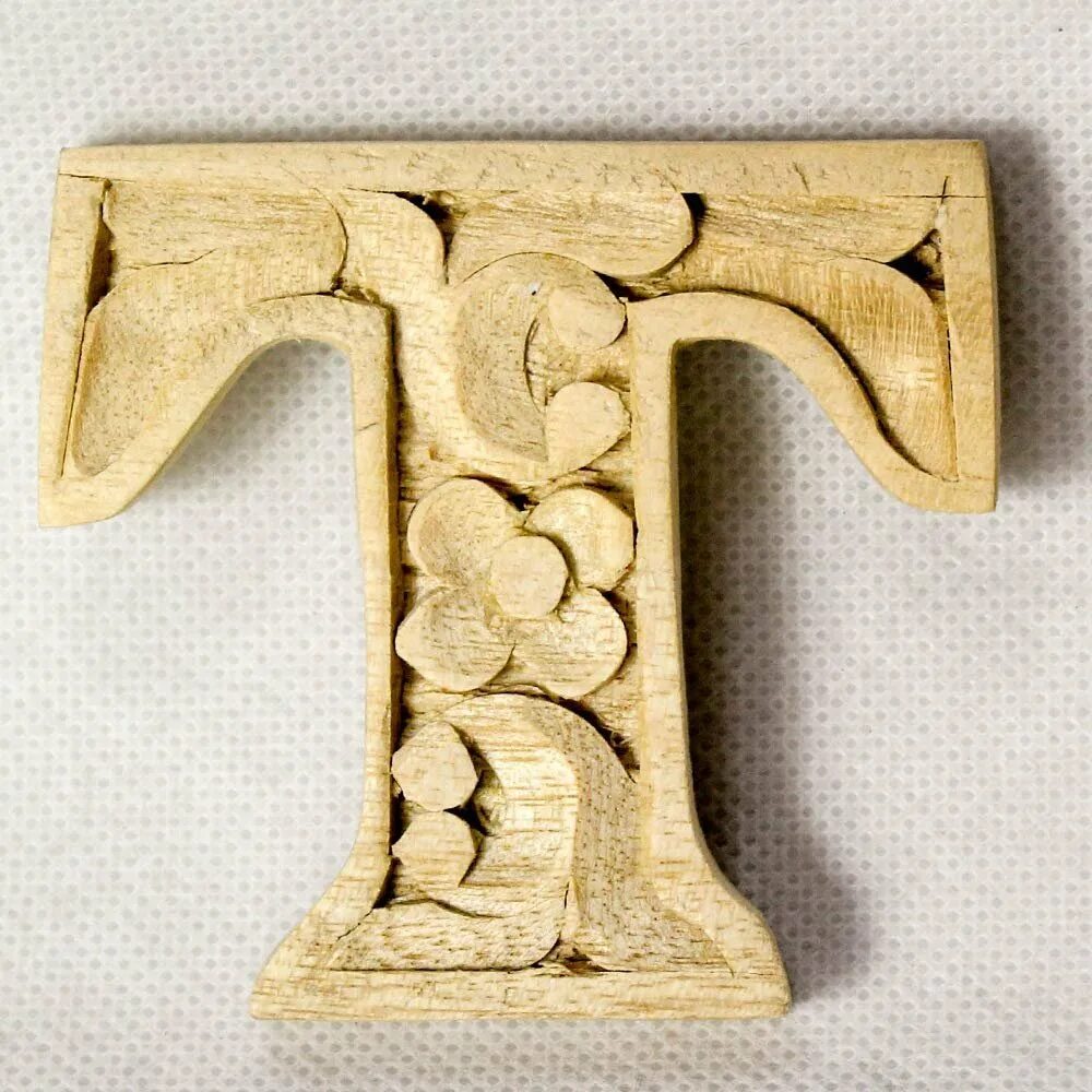 Деревянная табличка для надписи. Буквы из дерева. Деревянная буква д. Резьба по дереву буквы. Резные буквы.