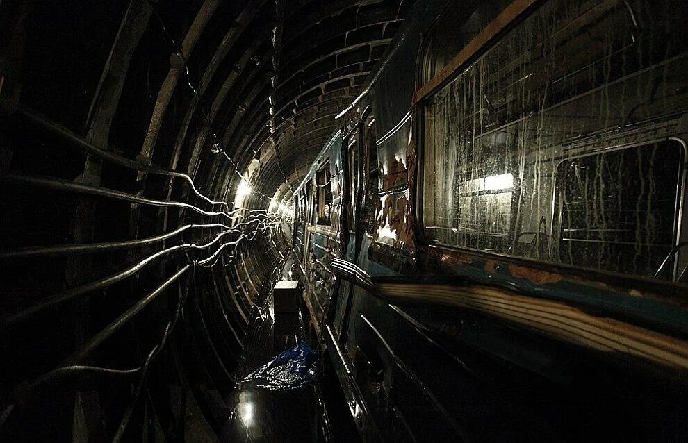 Metro 2033 тоннель. Крушение в Московском метро 2012. Metro 2033 тоннель с вагоном. Метро отсюда