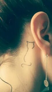 Кошка на шее