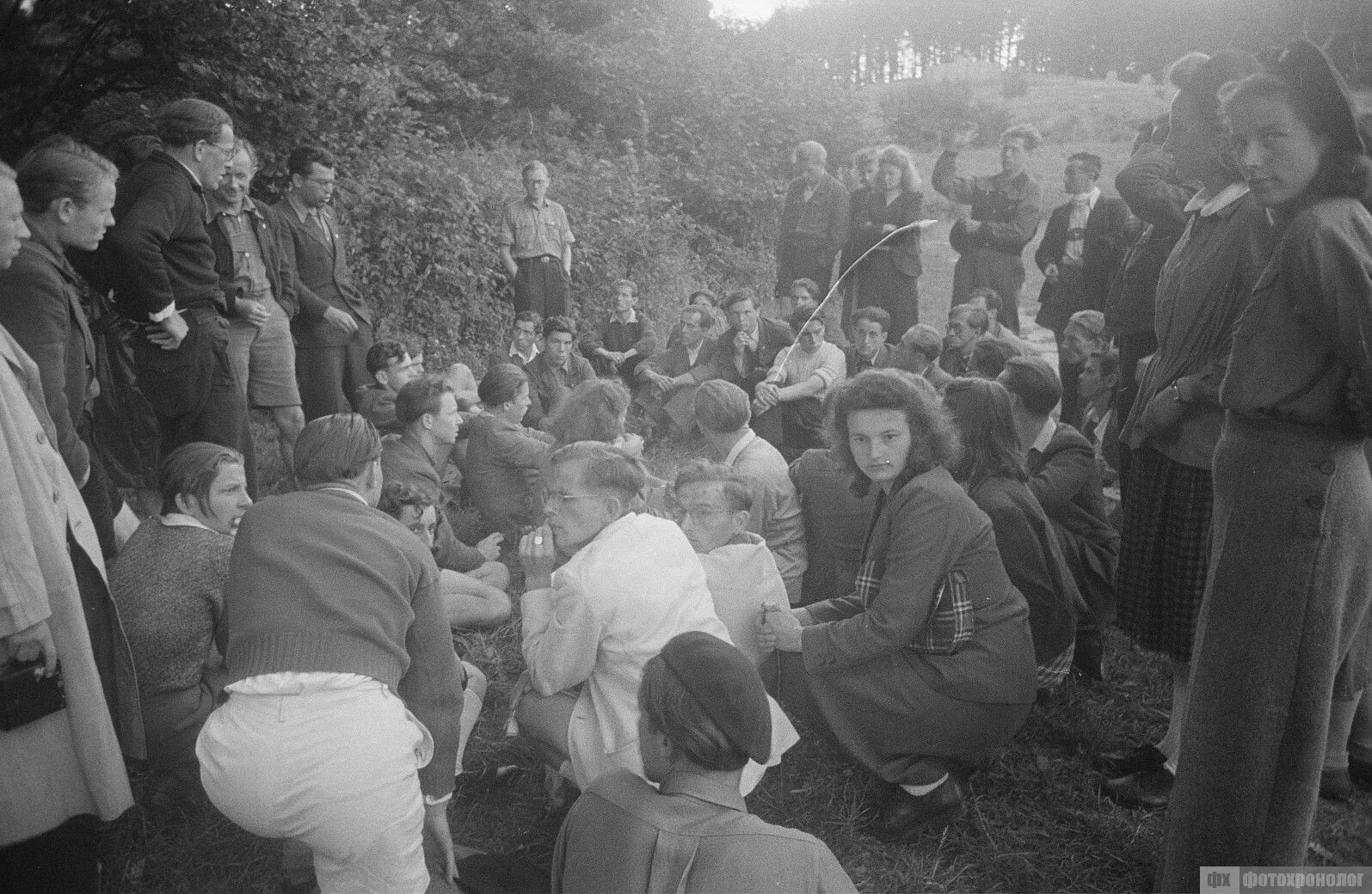 Слушать денацификация. Денацификация германии. денацификация в германии после войны.