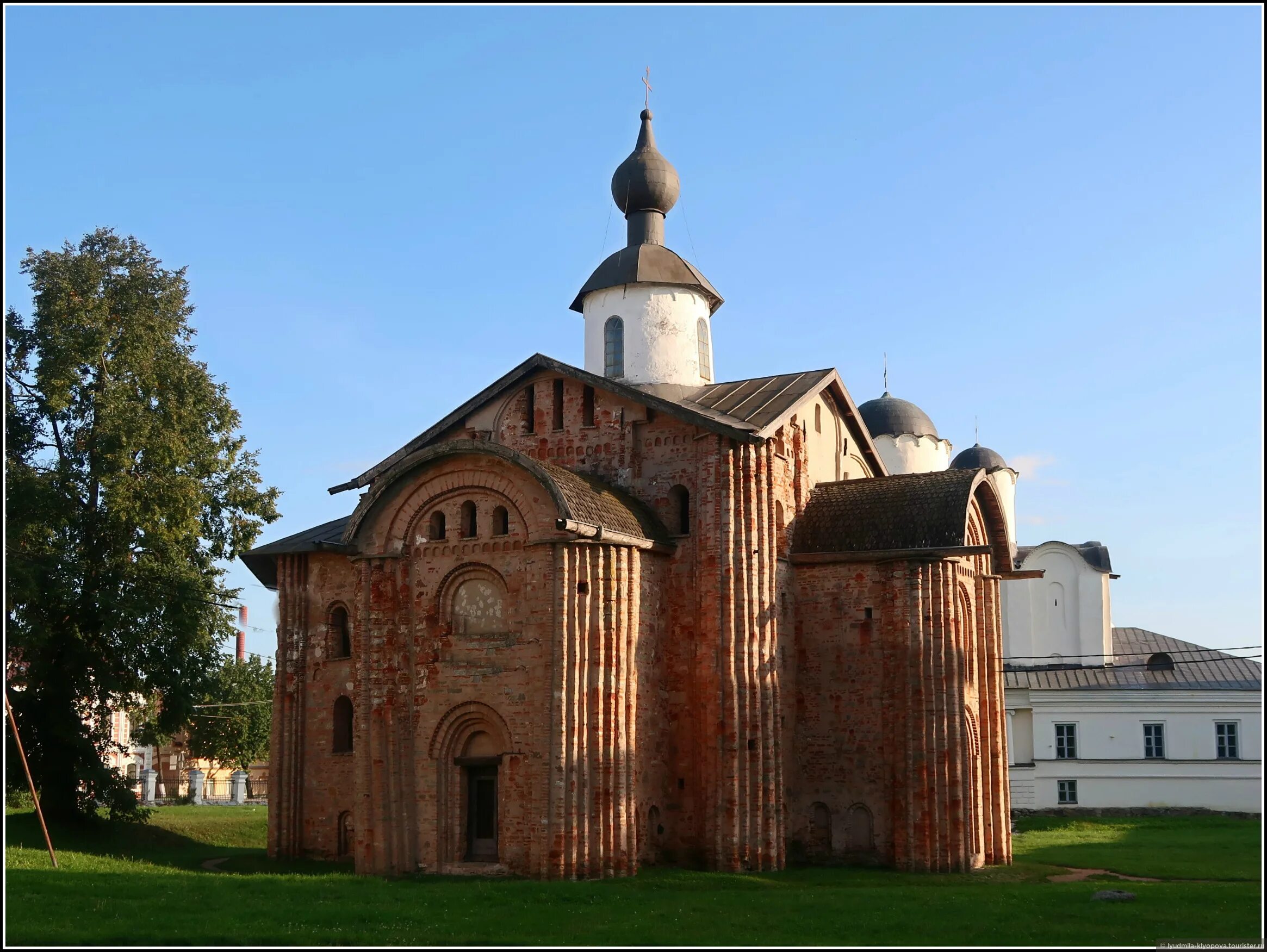 Великий новгород ярославово дворище достопримечательности. Церковь параскевы пятницы на ярославовом дворище. Великий новгород храм святой софии. Великий новгород. Фёдора стратилата на ручью.