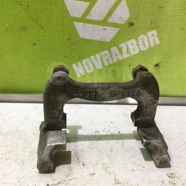 Скоба переднего суппорта ауди а6 с5. Ауди а6 с5 скоба суппорта перед. Скоба тормозного шланга ауди а6 с5. Скоба суппорта ауди а6 с5. Скоба переднего суппорта ауди а6 с5.