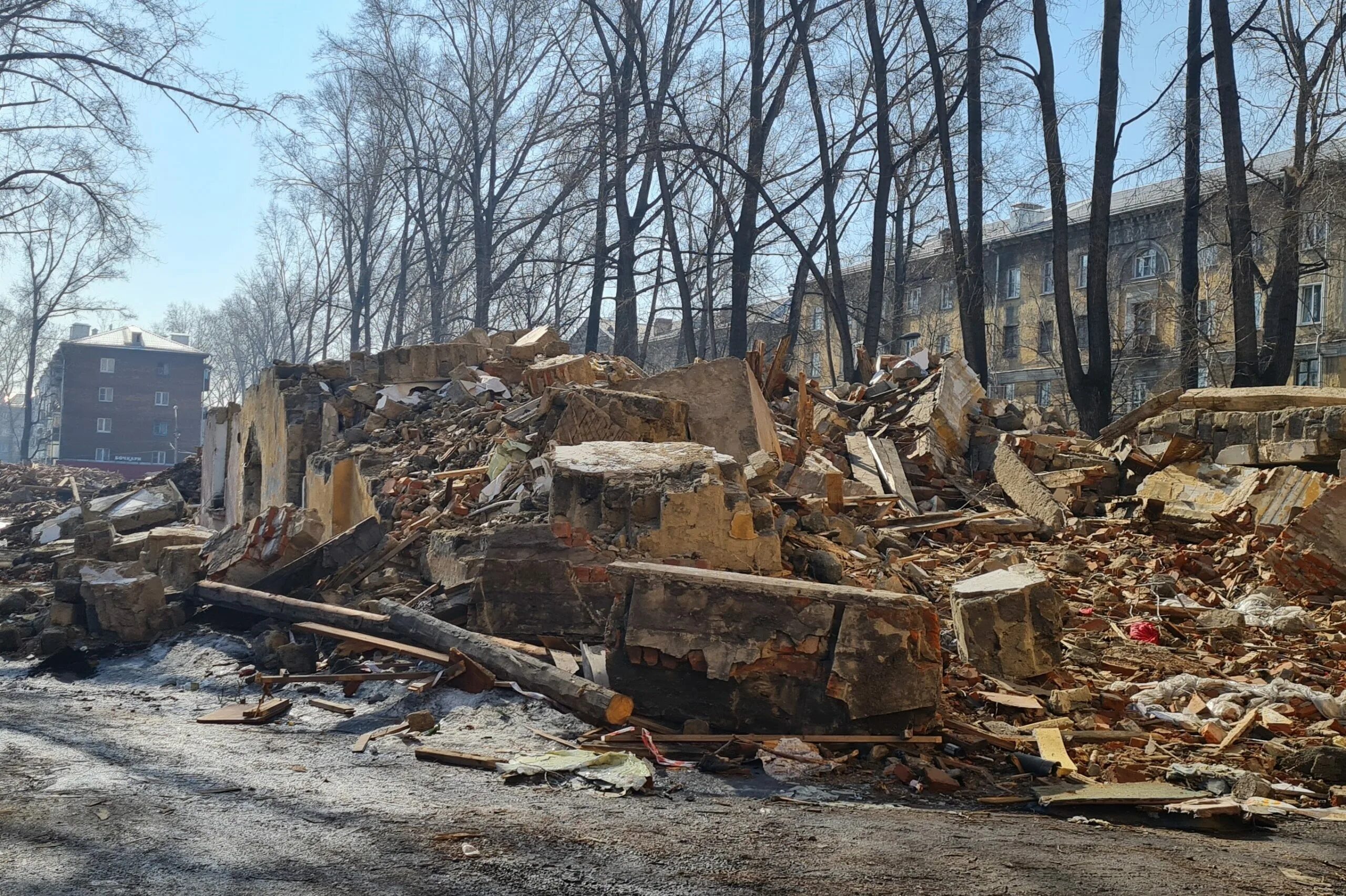 Аварийное жильё новокузнецк. Самый старый дом в новокузнецке. Дом на новокузнецкой красивый. Город новокузнецк глинки аварийные дома. Снесённый дом в новокузнецке.