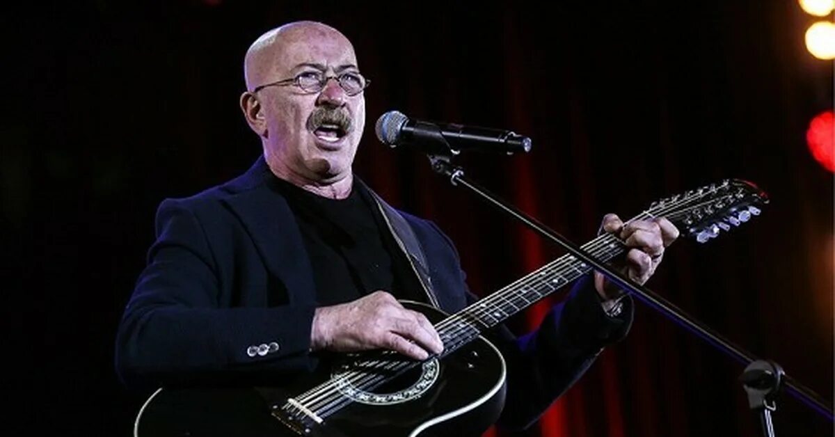 Розенбаум поет песню. Розенбаум поет песню. Розенбаум. Розенбаум эмпатия манучи. Розенбаум поет песню.