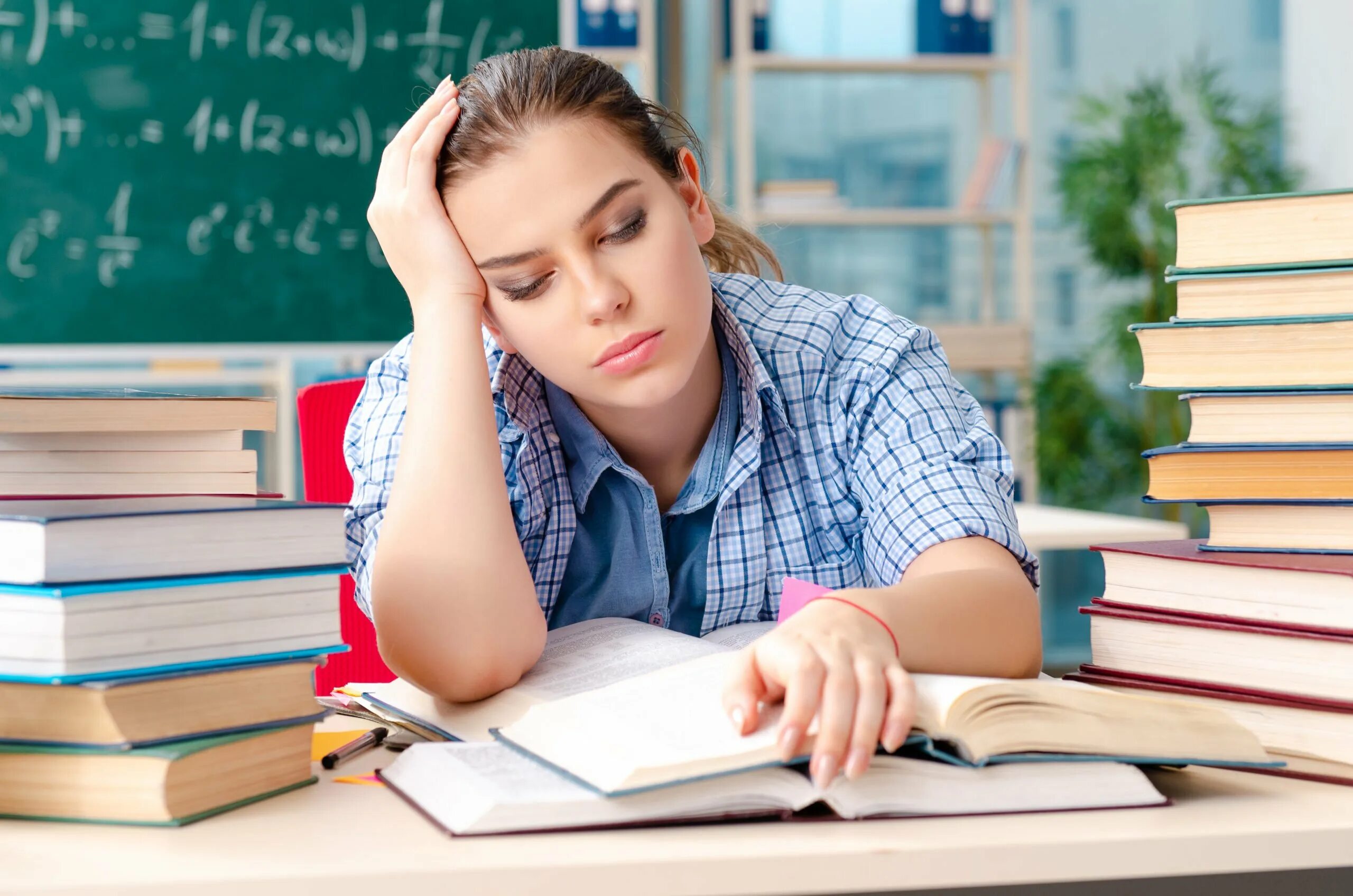 Уставший подросток. Стресс усталость. Переутомление и недосыпание. Утомляемость школьников. Уставшие дети в школе.