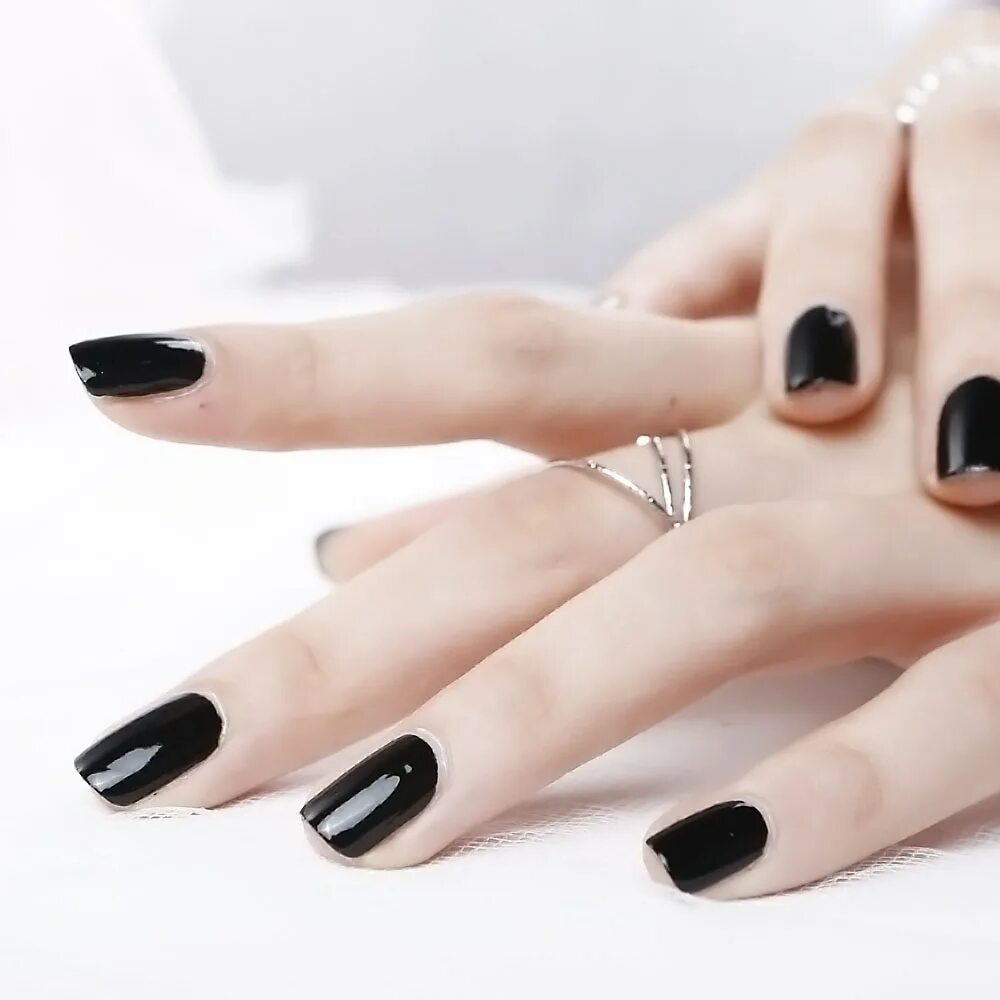 черный маникюр легкий. ногти накрашенные черным лаком. черные короткие ногти эстетика. корейский маникюр черный. почему нельзя черные ногти.