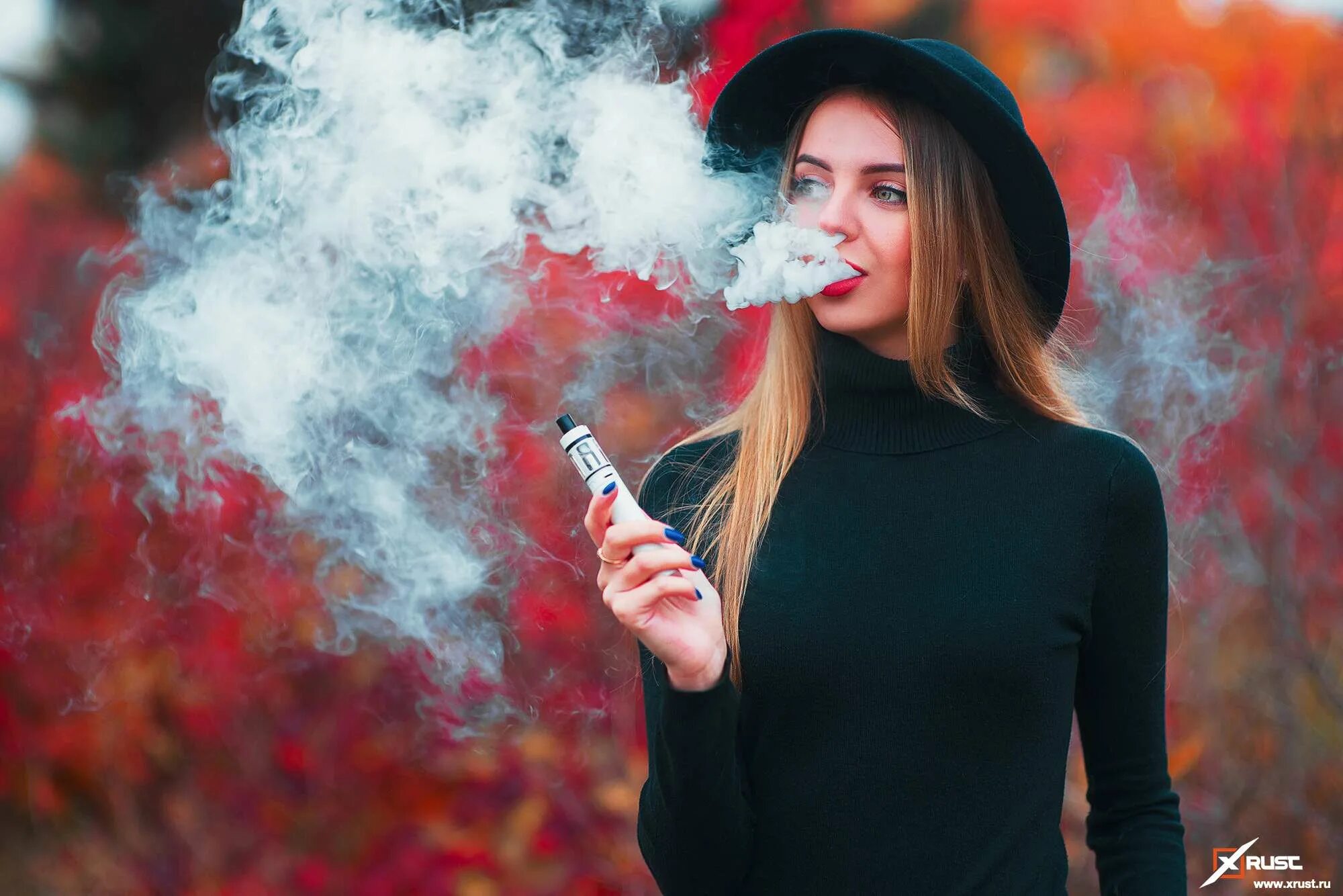 дым от электронной сигареты. красивый дым от вейпа. девушка курит. парить название. красивые девушки с вейпом.