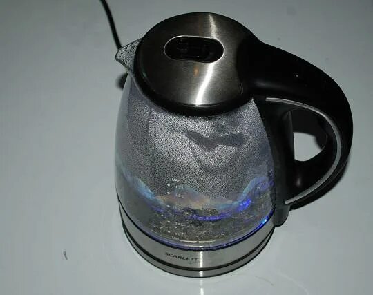 Почему горят чайники. Электрический чайник FL k016 электрический. Чайник Scarlett Moulinex 1997. Старый электрический чайник. Сломанный электрочайник.