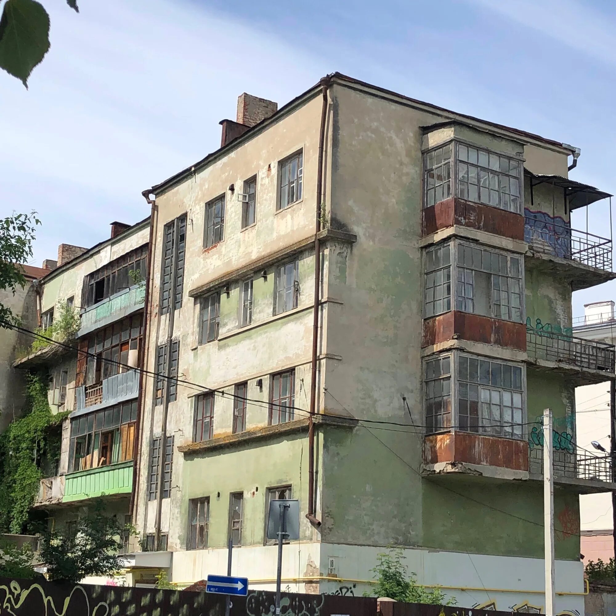 Мергасовский" дом снаружи и изнутри глазами фотографа