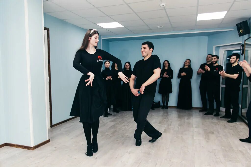 Школа лезгинки горцы. Школа чеченского танца. Школа танцев кавказа. Этикетка с танцующим джигитом. Школа кавказских танцев в москве.