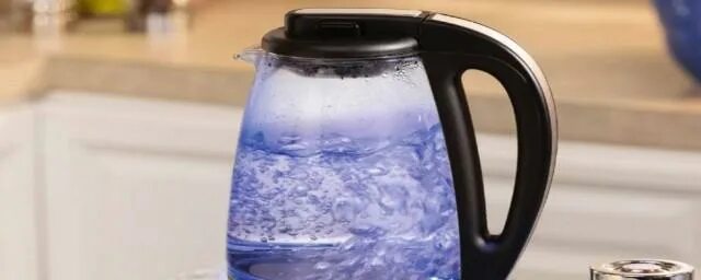 Вода в чайнике. Можно ли кипятить в чайнике газированную воду. От накипи в чайнике. Наливает воду в чайник. Как кипятить воду в чайнике.