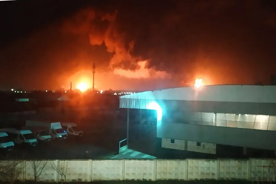 Брянск горит нефтебаза. Нефтебаза в брянске сегодня. Нефтебаза брянск 25. Пожар на брянской нефтебазе. Брянск горит нефтебаза.