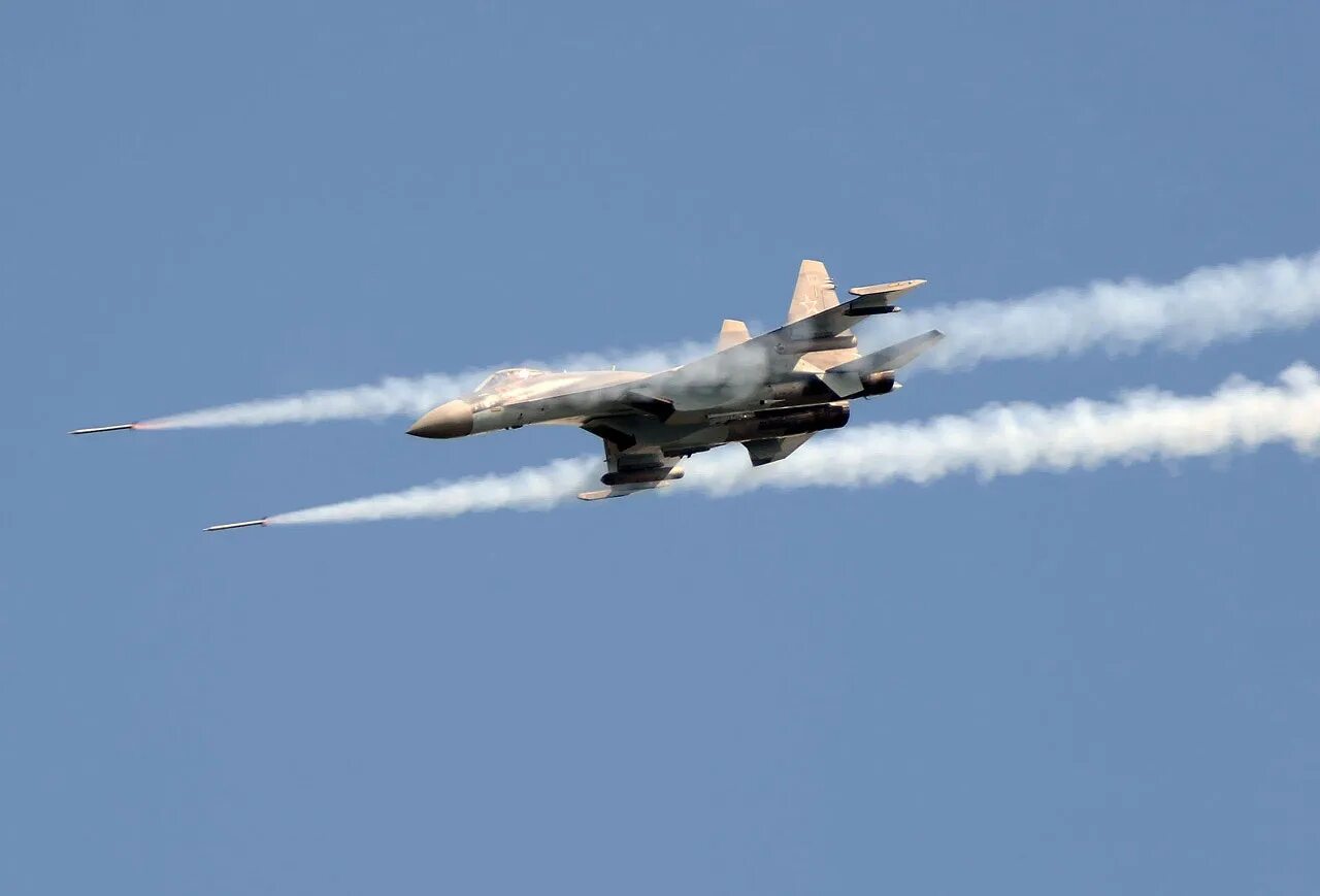 Истребитель Су-35. Су 35 ВВС России. Су 27 пуск ракет. Су 27 атакует.