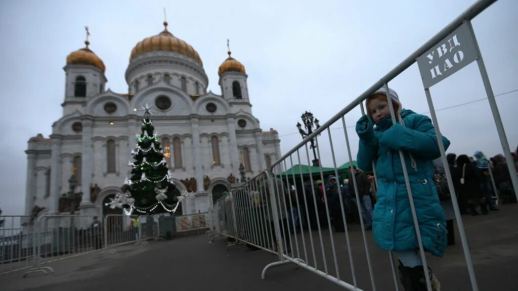 Блогеры пожертвовали. Церковь Христа Спасителя Донецк. Артисты в церкви. Люди в храме фото. Робот в церкви.