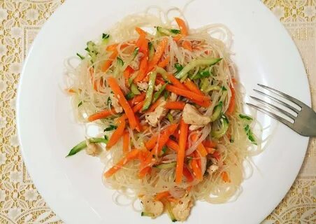 Салат фунчоза с курицей перцем и огурцом