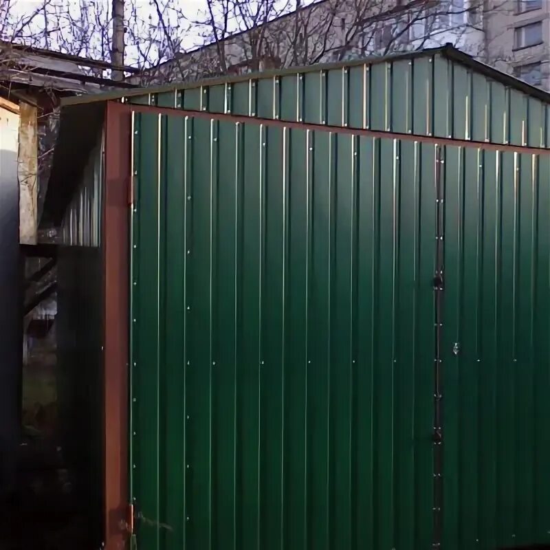 Гаражные ворота из профнастила. Гаражные ворота из профлиста. ворота в гараж из профлиста. ворота для гаража из профнастила. дверь в гараж из профнастила.
