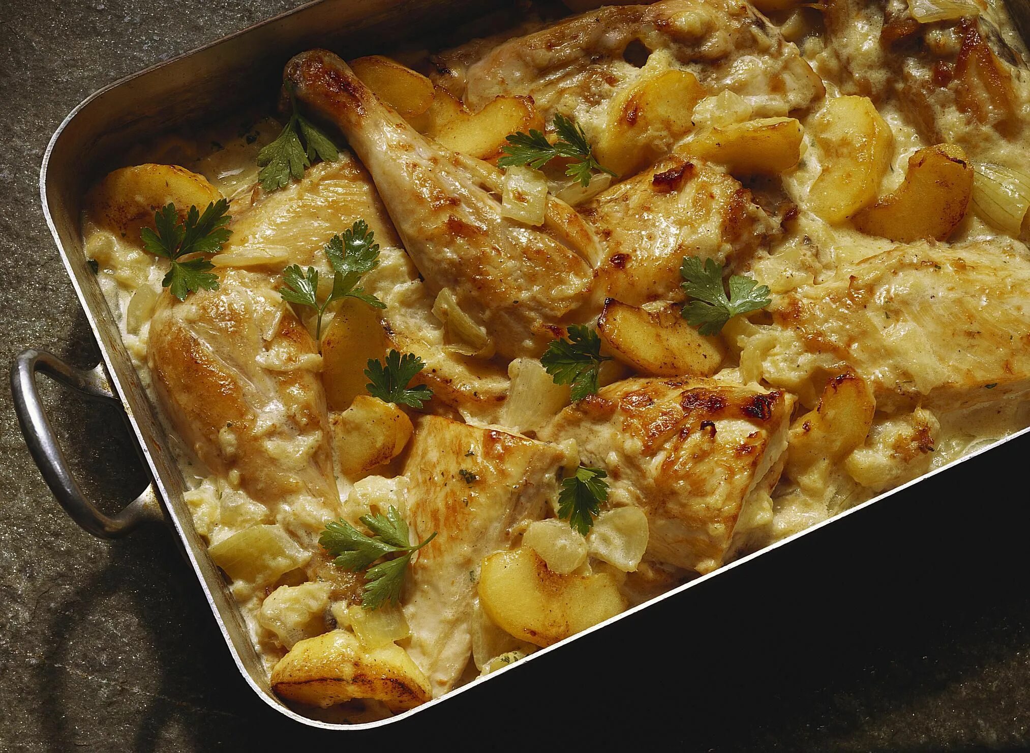 Тушить курицу в духовке. Курица с овощами в духовке. курица запеченная с овощами в духовке. курица в духовке с картошкой и овощами. жареная курица с овощами.