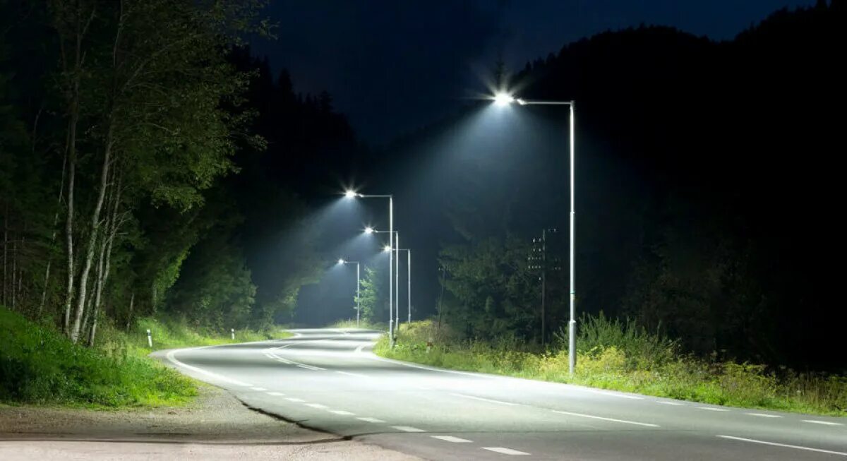 Белый свет на улице. Уличное освещение. Уличное освещение фонарь. Уличное освещение. Освещение улиц города.