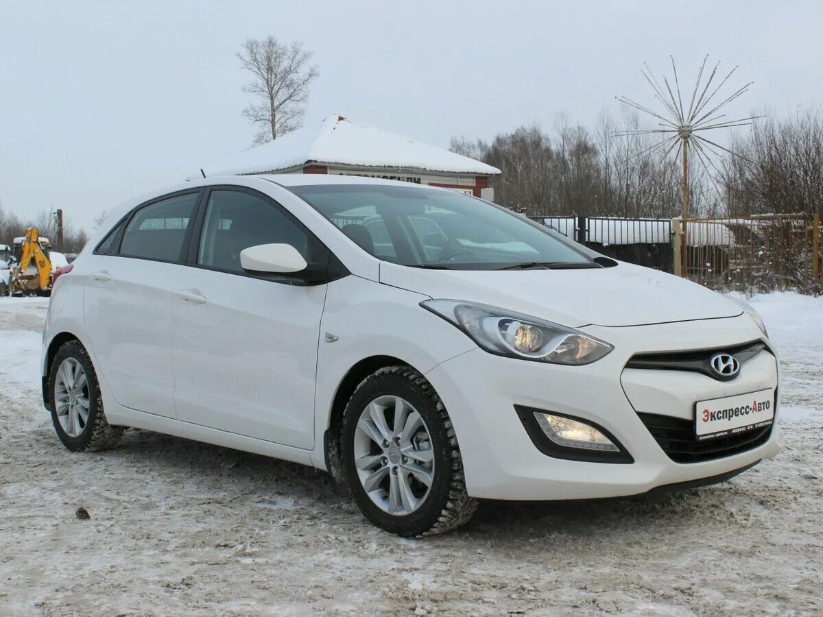 Купить хендай в ярославле. Hyundai хэтчбек i30 белый. Хендай i30 2013 года. Хендай i30 белый 2013. Белый Хендай и 30.