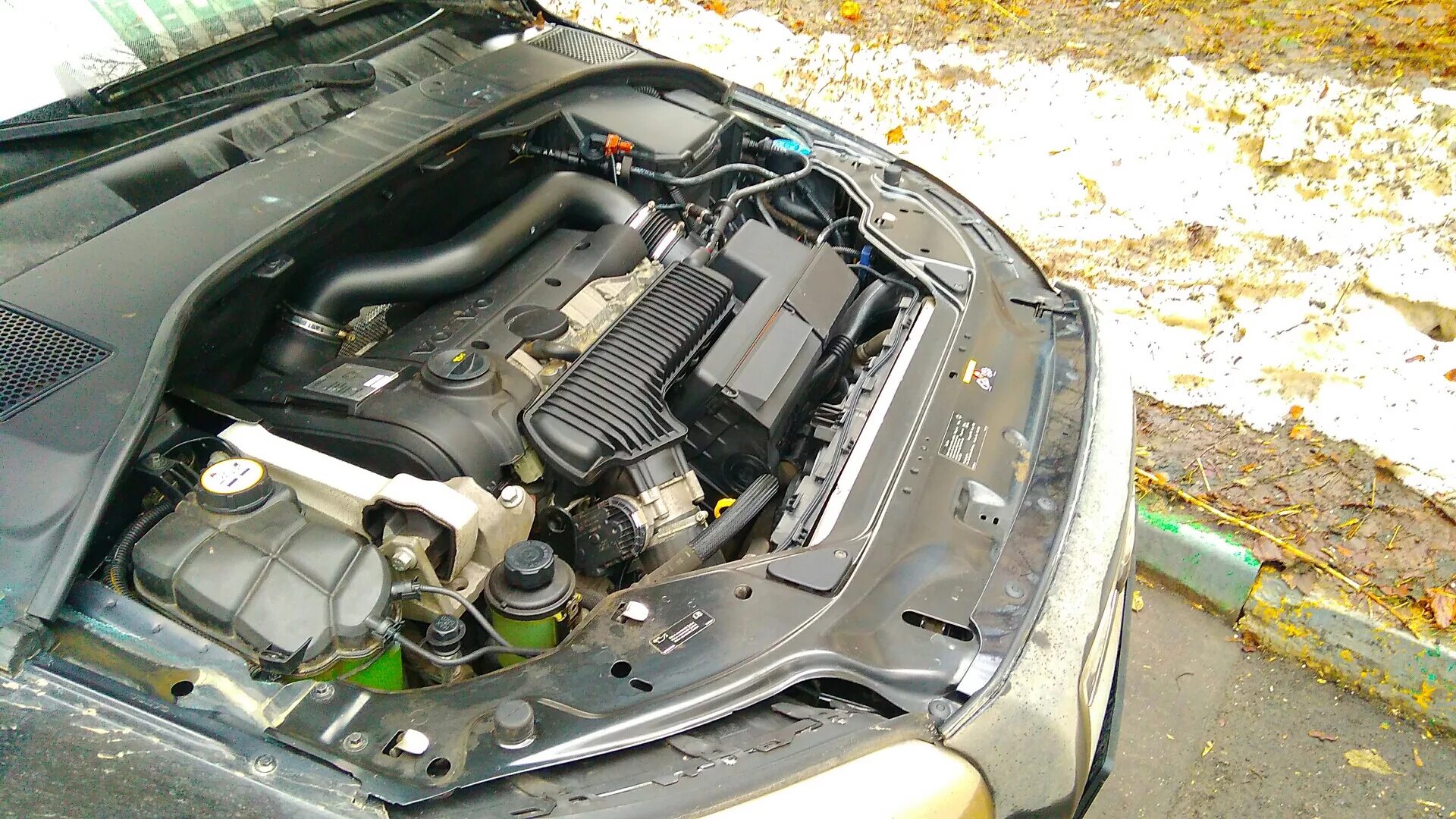 Ошибка открытый капот. Volvo s80 под капотом. volvo s80 ii подкапотное. volvo s80 ii 2,5 под капотом. вольво с 80 под капотом.